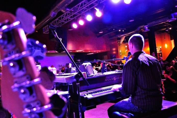 Piano-Bar-Ronnie-Shelton